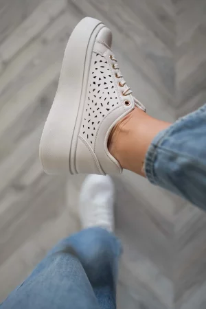 Zapatillas beige caladas con plataforma