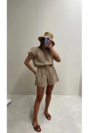Conjunto de blusa y pantalón corto margaritas caramelo